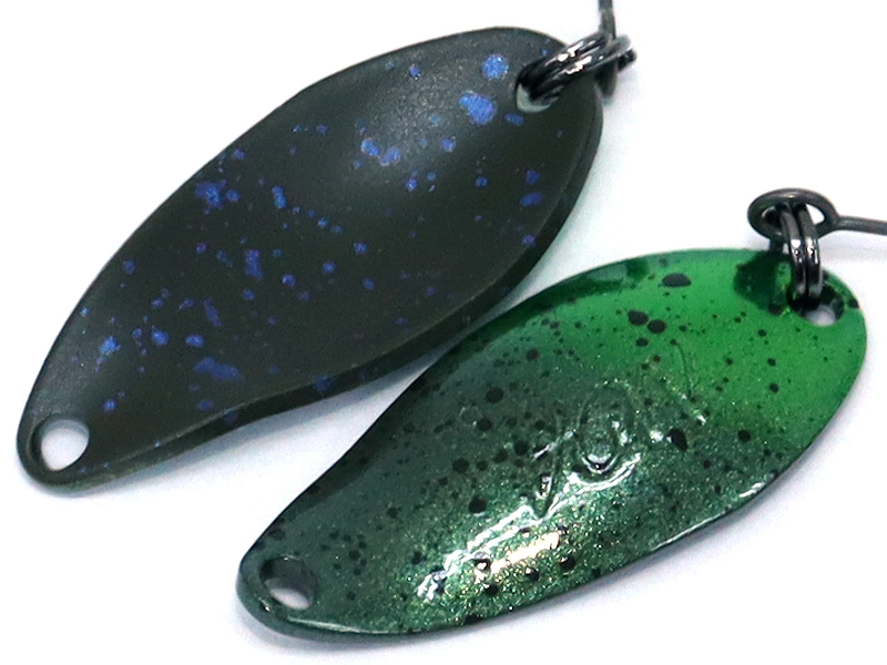 Rodio Craft Noa 1,8g Angelhaken mit Ino-Farbe, detaillierte Nahaufnahme des Angelhakens in natürlicher Umgebung