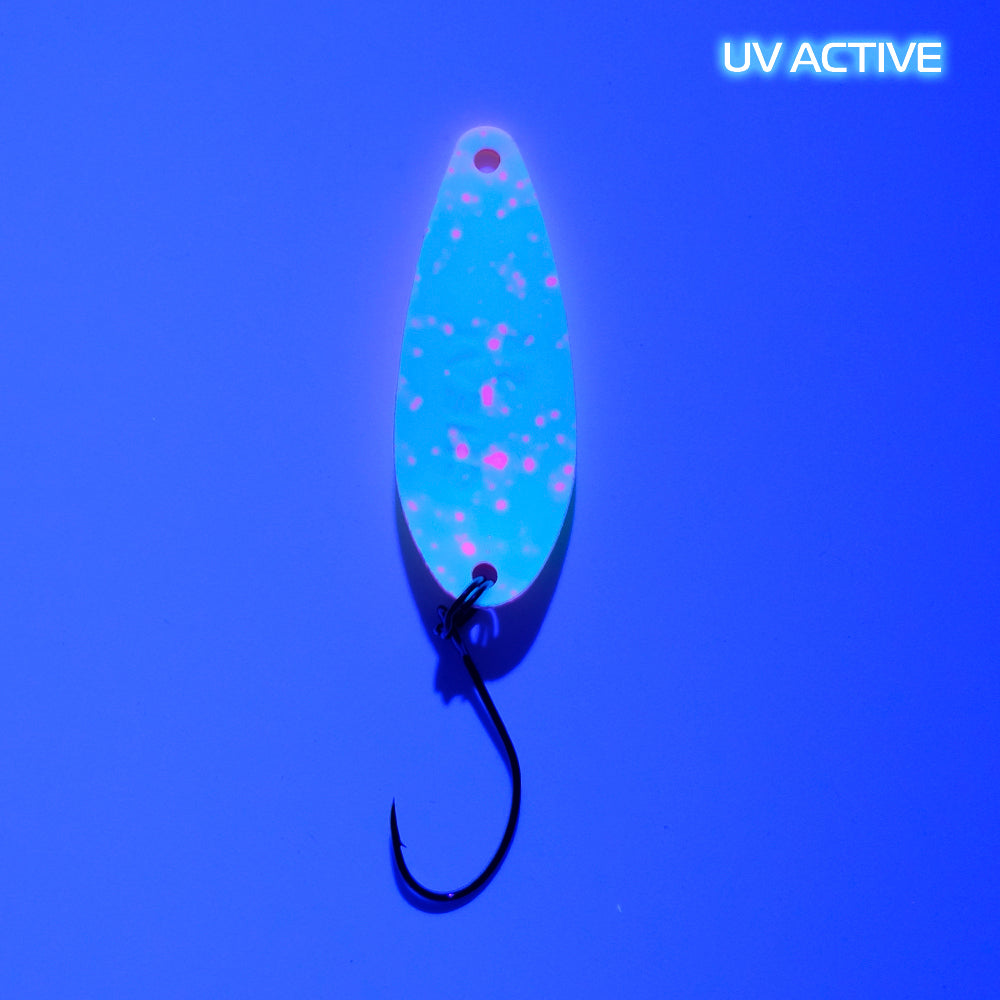 Fangenswert CHEAT 2.0 g EA03 Glow Löffel mit UV-reaktivem Design, glänzend schwarzes Finish, sichtbare UV-Eigenschaften