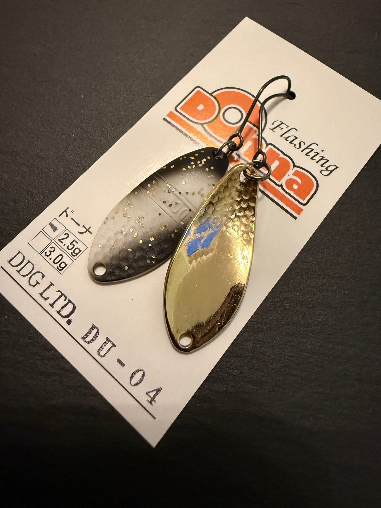 Angler´z System Antem Dohna Spoon DDG-DU04, silberner Angelblei mit schlichter Form, auf einem Angelhaken liegend