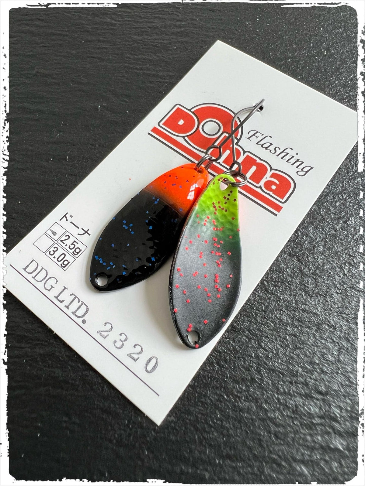 Silberner Angler´z System Antem Dohna Angelhaken-Spoon, liegend auf weißem Hintergrund, detailreiche Nahaufnahme.
