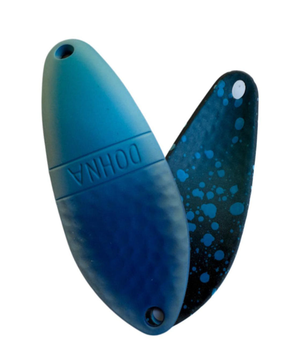 Spinnfischköder von Angler´z System Antem Dohna, DDG-MK11 Spoon, in silber mit blauer Markierung, auf Angelhaken befestigt.