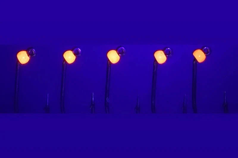 SE-HOOKS Haken mit Widerhaken und Tungstenperle in Fluo Orange - SP-Fishing