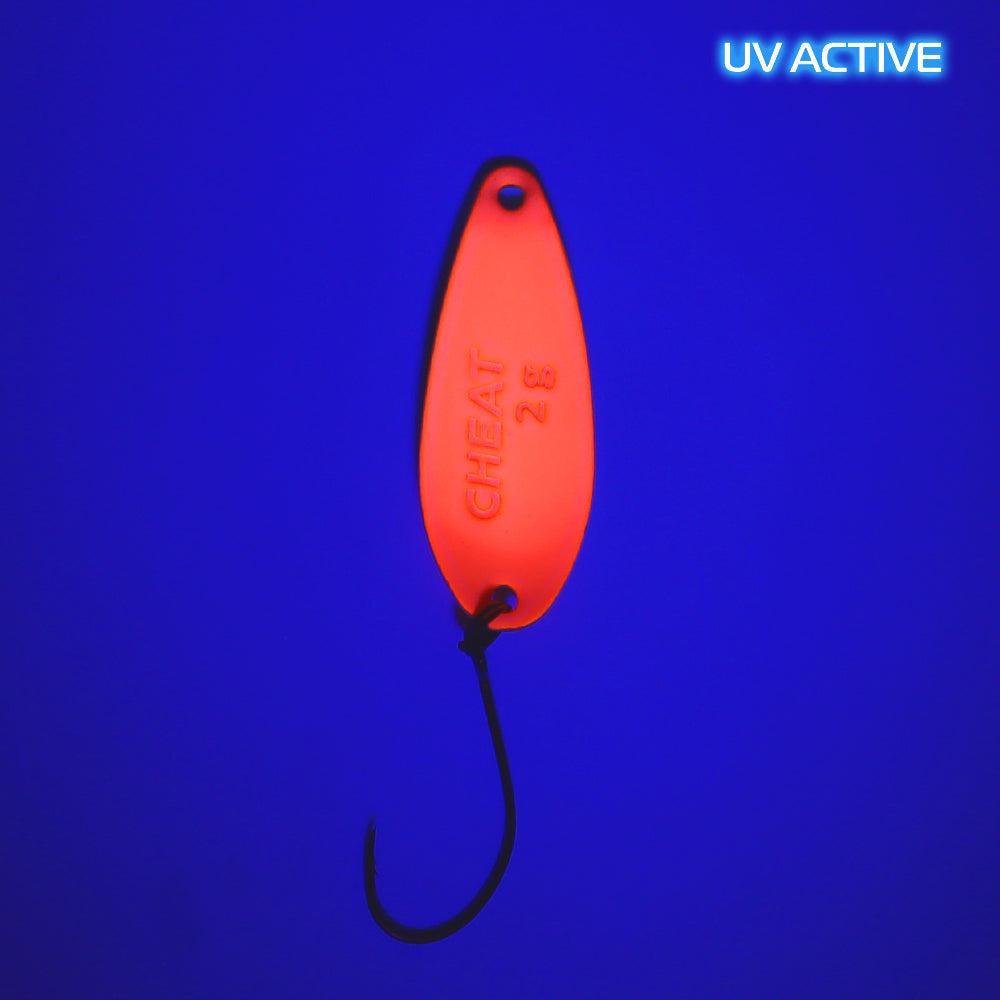 Fangenswert CHEAT 2.0 Löffel, Blick auf die Rückseite mit UV-Design, silberfarbenes Angelzubehör für Angler.