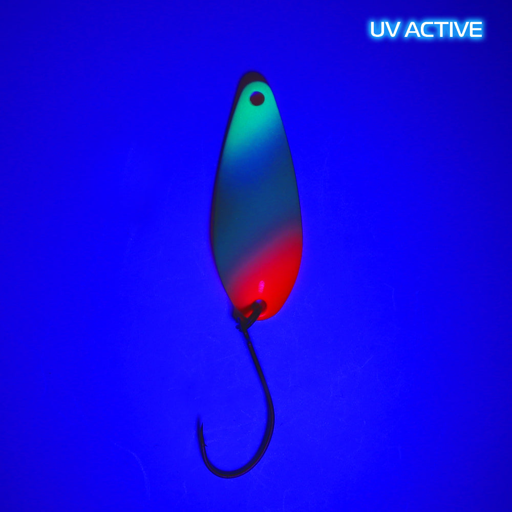 Fangenswert CHEAT 2.0 Löffel, Frontansicht mit UV-Licht, hochwertiges Angelzubehör von Fangenswert