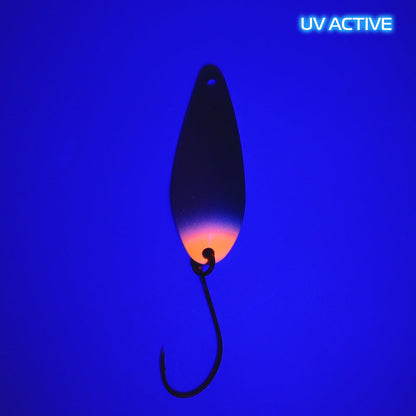 Fangenswert CHEAT 2.0 Löffel, frontansicht mit UV-Licht, hochwertiges Angelzubehör von Fangenswert