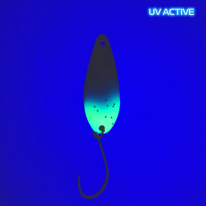 Fangenswert CHEAT 2.0 Löffel, Frontansicht mit UV-Licht, hochwertiges Angelzubehör von Fangenswert.