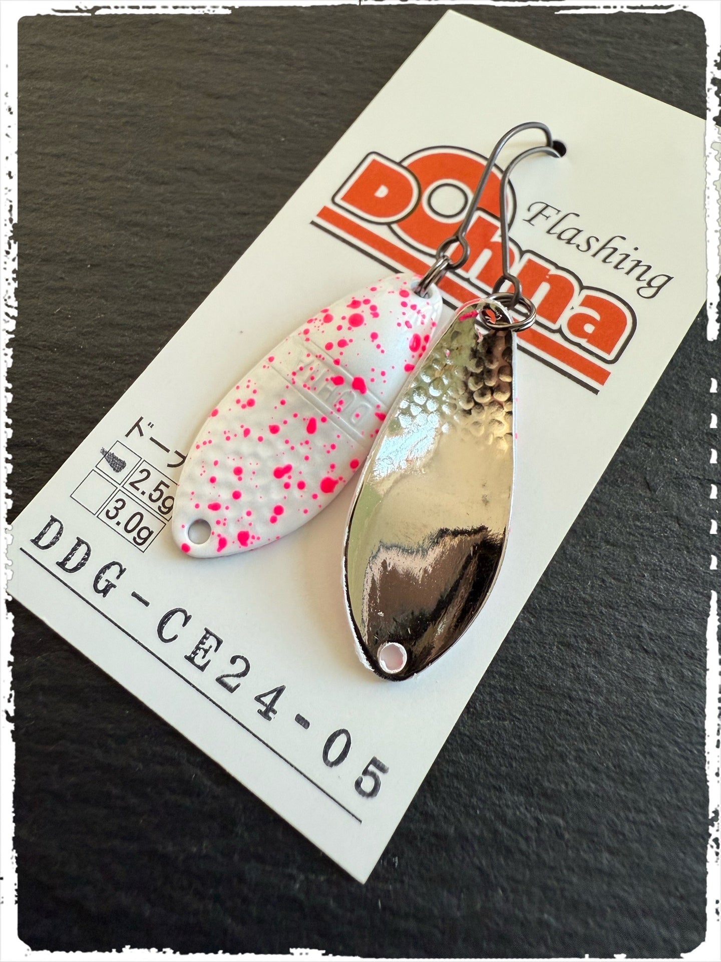Silberner Angelköder Spoon von Angler´z System Antem Dohna DDG-CE24 #05 auf einem Angelhaken, detailreiche Nahaufnahme