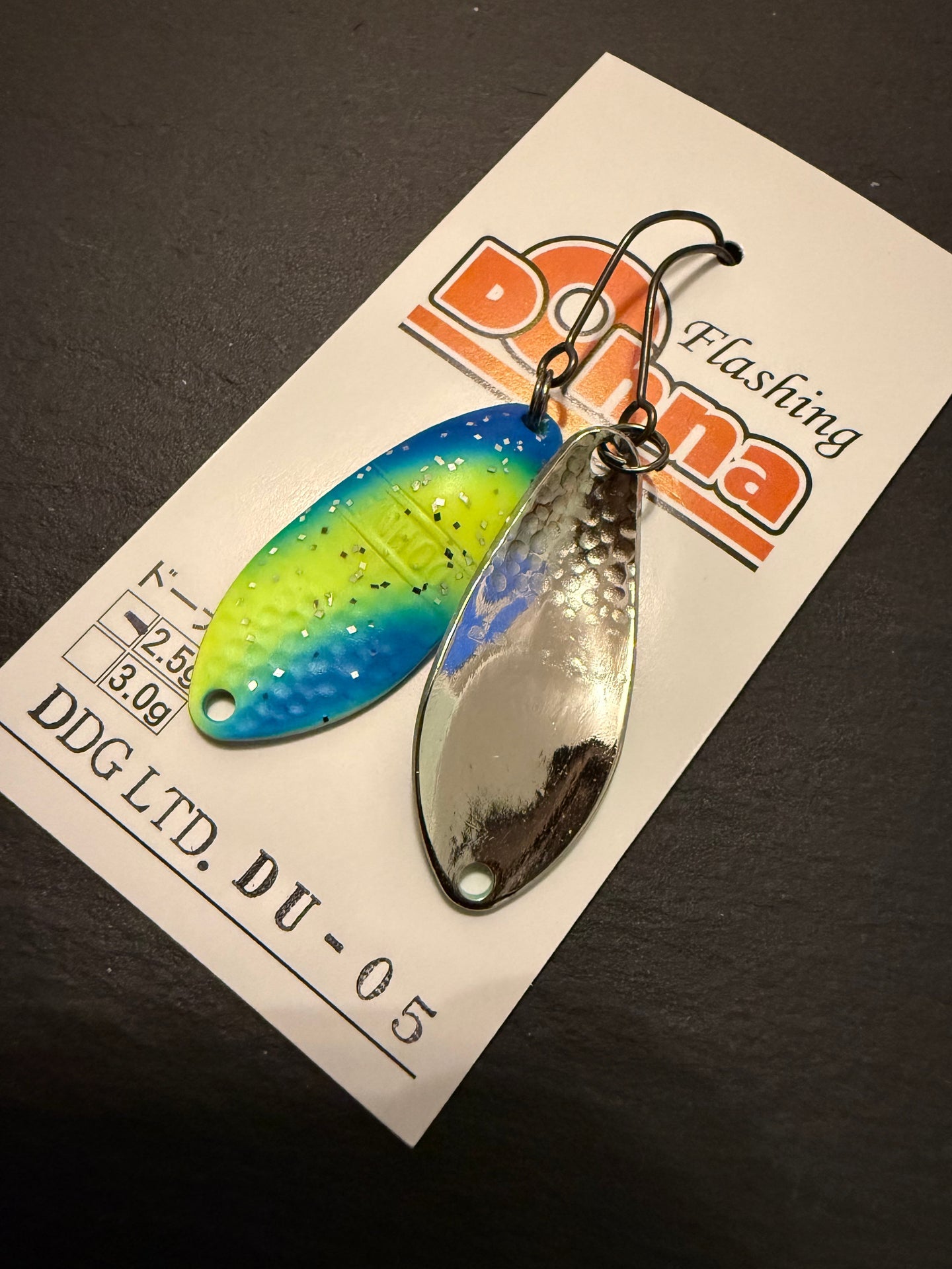 Angler´z System Antem Dohna Spoon, silberfarbener Angelblei mit länglicher Form, auf einer Angelrute liegend.