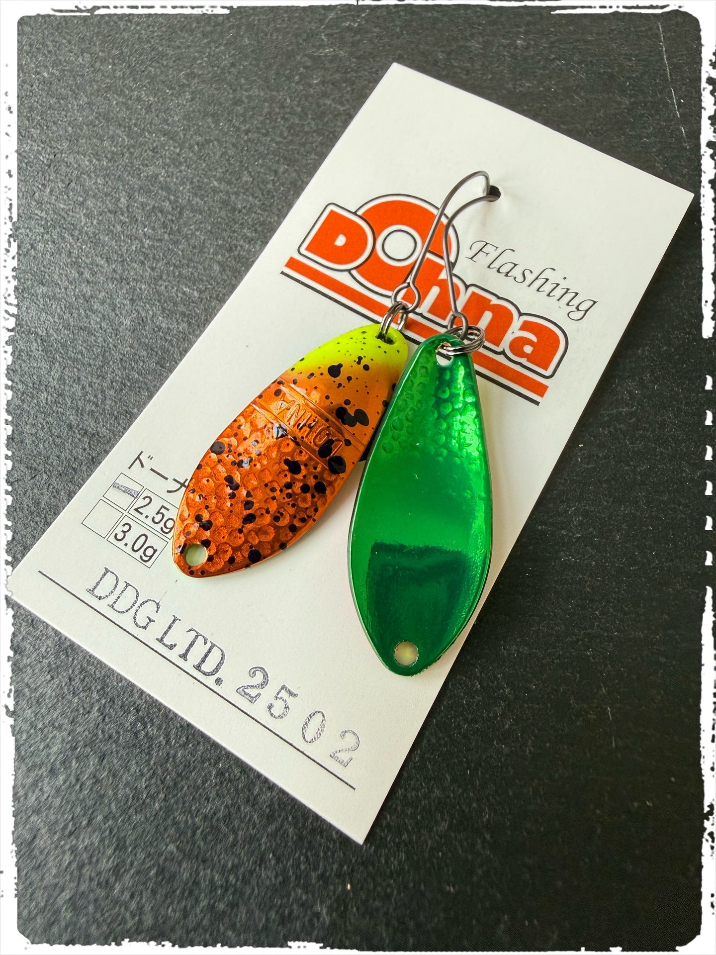 Silberner Angler´z System Antem Dohna-Ltd.2025 Angelblei in Form eines Löffels, detailreiche Oberfläche, auf weißem Hintergrund