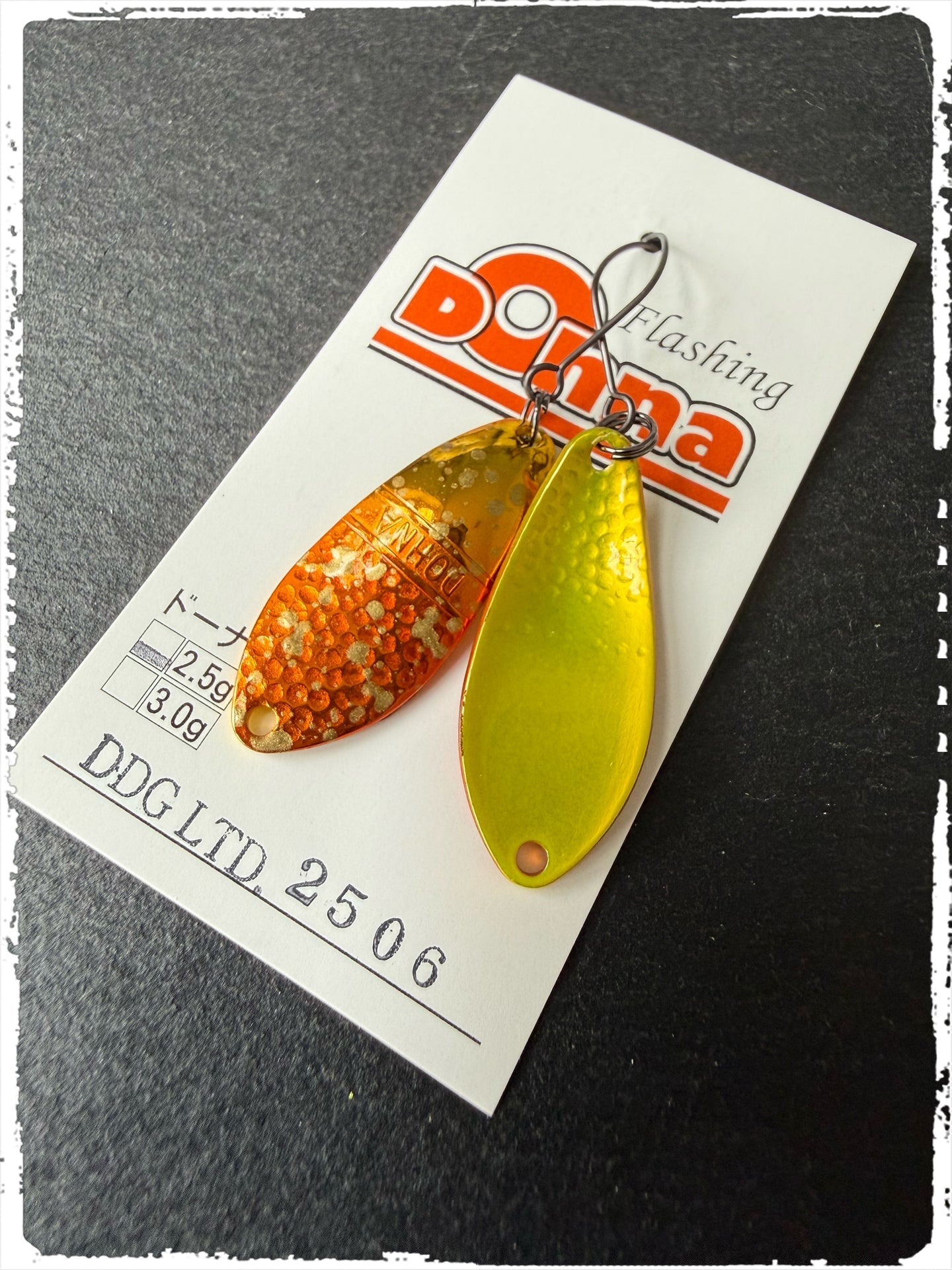 Spinnangel mit silberner Spoon vom Angler´z System Antem Dohna, Modell 2025, in Aktion auf dem Wasser.