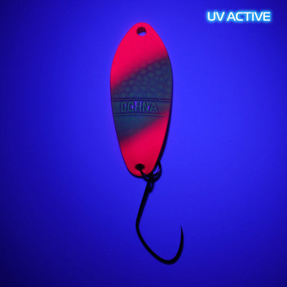 Angler'z System Antem Dohna EM27 Spoon, 25g, mit leuchtender Oberfläche, für Angeln auf Raubfische, auf dem Wasser liegend.