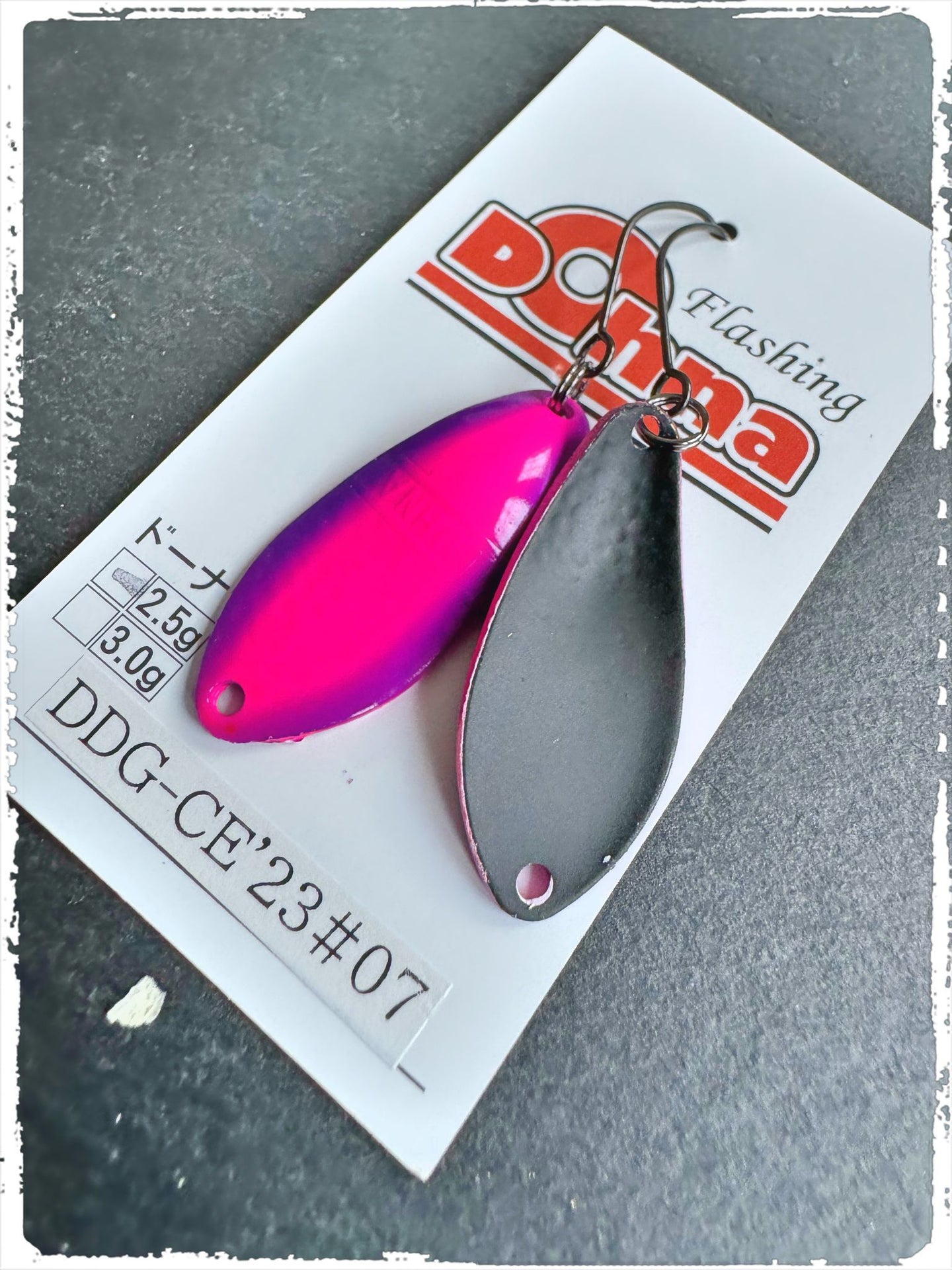 Angler´z System Antem Dohna DDG-CE23 #07 Angelblei, silberner Löffel für Angeln, auf dem Wasser liegend, detailreiche Aufnahme