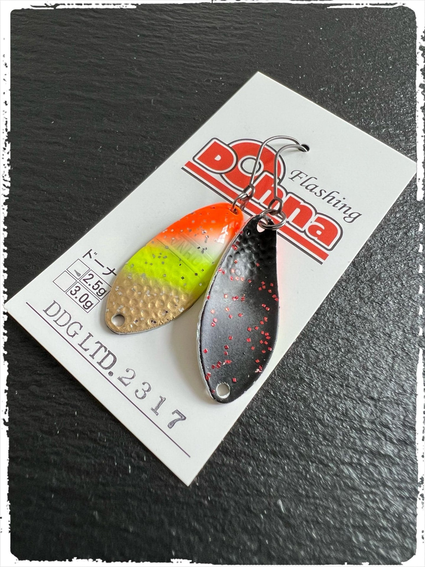 Silberner Angel-Löffel von Angler´z System Antem Dohna DDG 2023-17, detailreiche Angelrute und Köder für Fischerei.