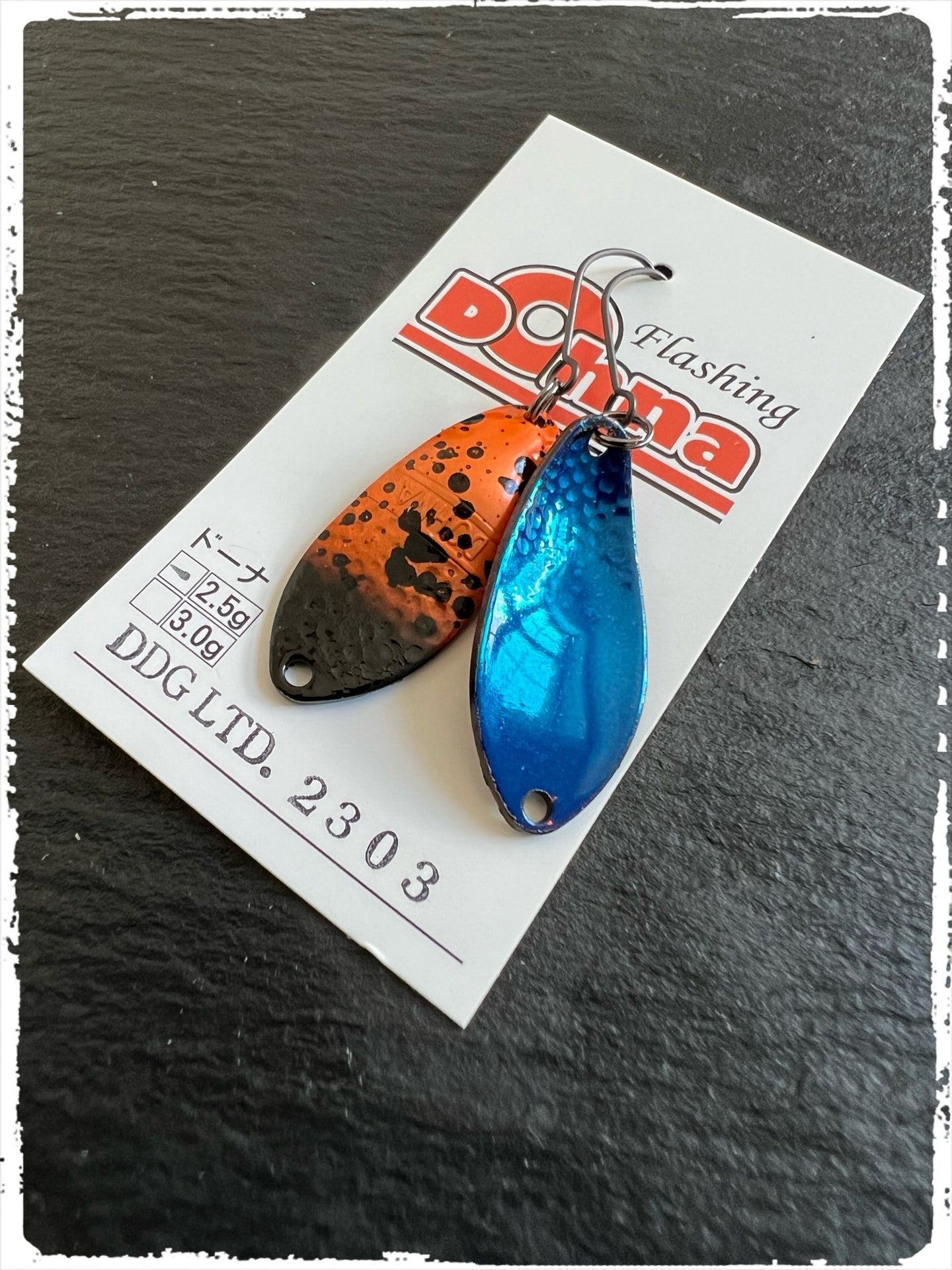 Silberner Angler´z System Antem Dohna Spoon mit spitzem Design, bereit für den Fischfang, auf einem Angelhaken gezeigt