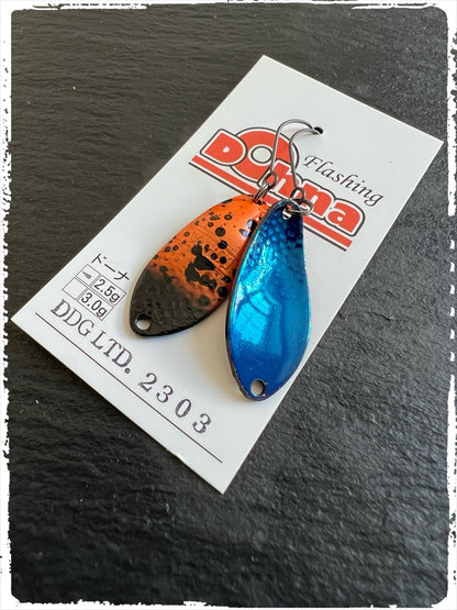 Silberner Angler´z System Antem Dohna Spoon mit spitzem Design, bereit für den Fischfang, auf einem Angelhaken gezeigt