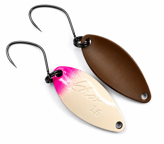 Khor SC05 Premium Forellen Spoon, silberfarbener Angelköder mit schimmernder Oberfläche, ideal für Forellenangeln, auf einem Angelteich.