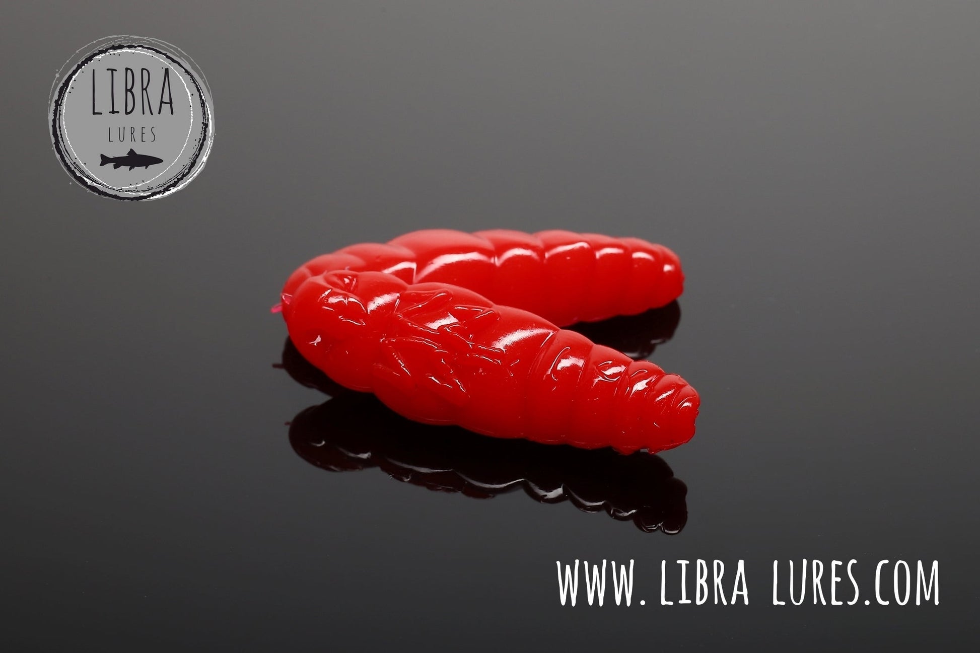 Roter Libra Lures Largo Gummiköder für Forellen, auftriebend mit Aroma, detailreiche Ansicht des Köders.