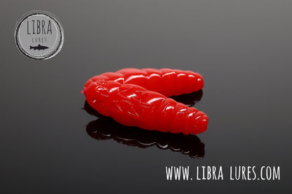 Roter Libra Lures Largo Gummiköder für Forellen, auftriebend mit Aroma, detailreiche Ansicht des Köders.