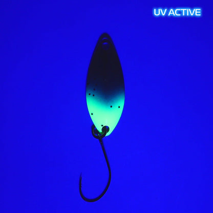 Fangenswert MIC 1.3 g Löffel, Frontansicht unter UV-Licht, detailreiche Oberfläche, für Angelzubehör und Fangsysteme.