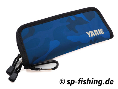 Blaue Yarie Spoon Wallet Tasche aus Leder, mit Reißverschluss und Kartenfächern, auf weißem Hintergrund.