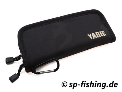 Schwarze Yarie Spoon Wallet Tasche aus Leder mit mehreren Kartenfächern und Reißverschlussverschluss.