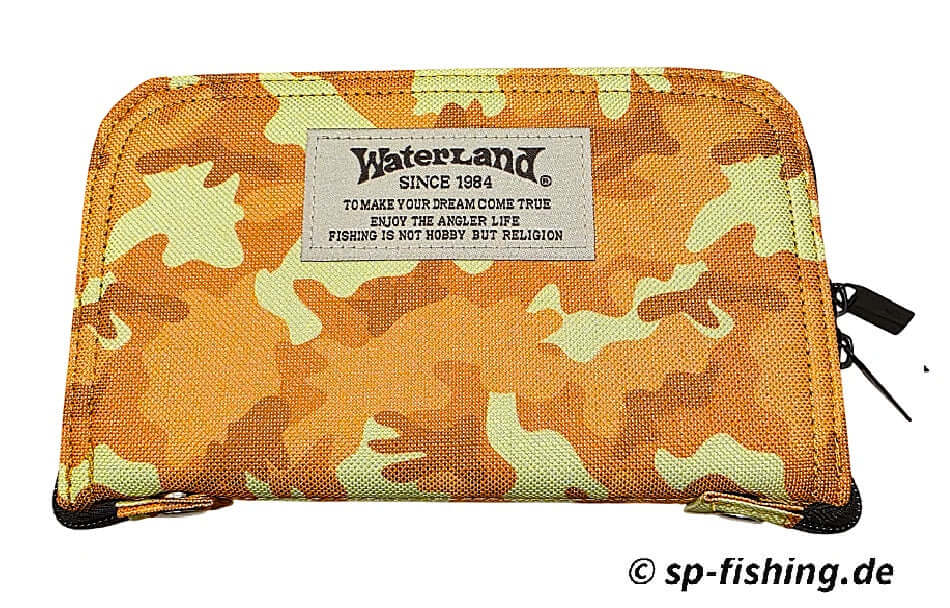 Waterland Spoon Wallet Tasche, braune Ledertasche mit Reißverschluss und Kartenfächern, auf weißem Hintergrund fotografiert.