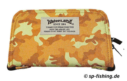 Waterland Spoon Wallet Tasche, braune Ledertasche mit Reißverschluss und Kartenfächern, auf weißem Hintergrund fotografiert.