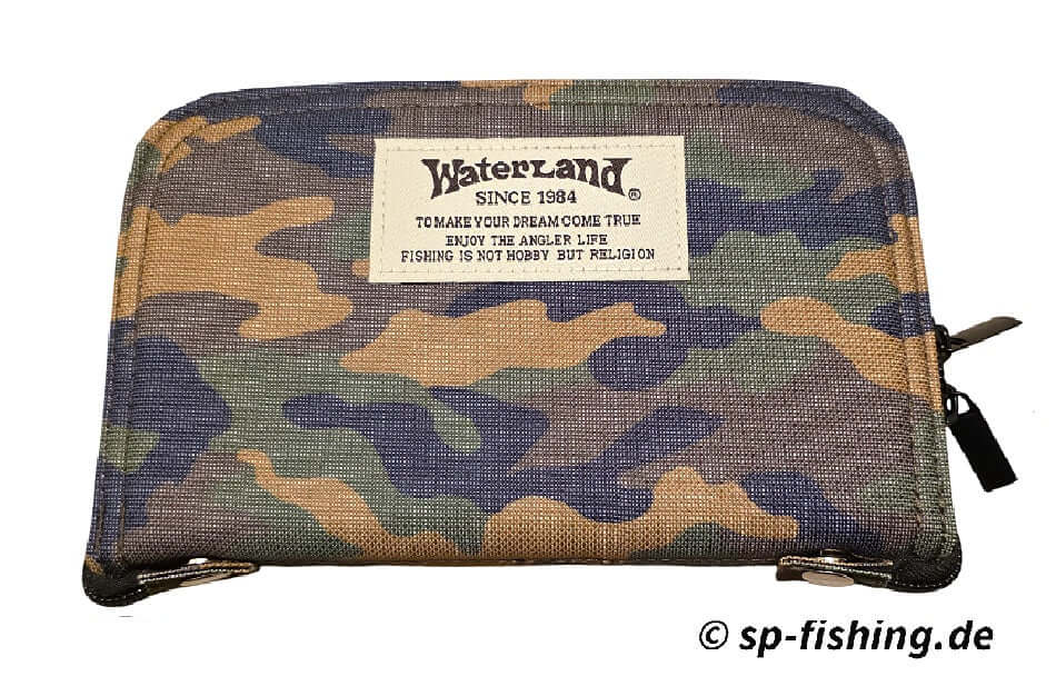 Waterland Spoon Wallet Tasche aus Leder, zeigt die offene Brieftasche mit Kartenfächern und Reißverschluss in Nahaufnahme