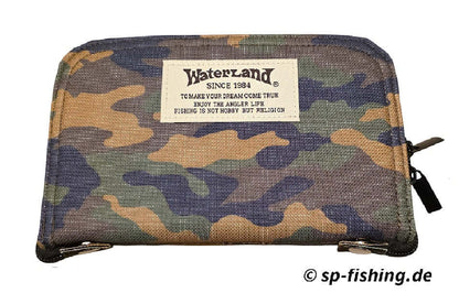 Waterland Spoon Wallet Tasche aus Leder, zeigt die offene Brieftasche mit Kartenfächern und Reißverschluss in Nahaufnahme
