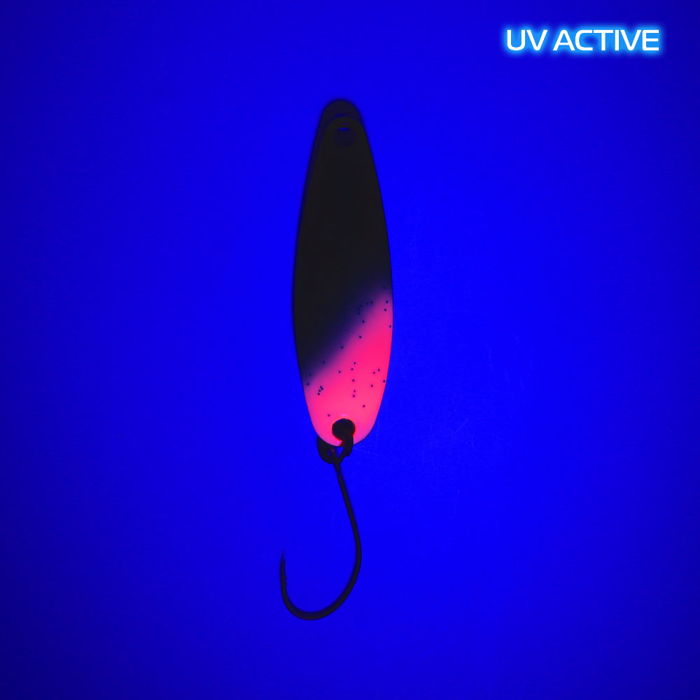 Fangenswert RAFFT Spoon 4,6 g, frontansicht mit UV-Licht, elegante Angelpose für Süßwasser- und Salzwasserfischerei