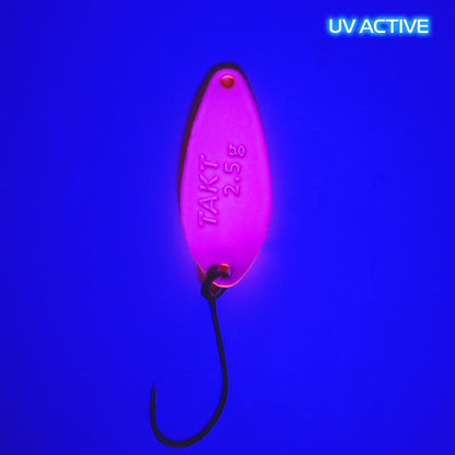 Fangenswert TAKT 2,5 g Löffel, Ansicht von hinten mit UV-Licht, zeigt das Design und die Marke des Angelhölzchens.
