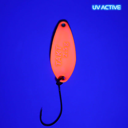 Fangenswert TAKT 2,5 g Löffel, Ansicht von hinten mit UV-Licht, hochwertiges Angelzubehör, detailreiche Produktaufnahme