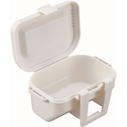 Meiho Köderbox 99, robuste Angelköderbox mit mehreren Fächern, ideal für Angler und Fischerei, in der Hand gehalten