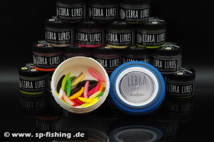 Libra Lures SLAYZUR Gummiköder 55mm Forellen mit Aroma, auftreibendes Köder mit Larva-Design in natürlicher Umgebung