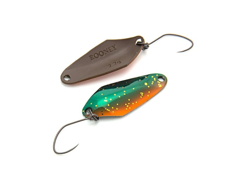 Nories Masukuroto Rooney Angelhaken, orange-emerald, 22g, auf einem Angelhaken liegend, für Karpfenangeln.
